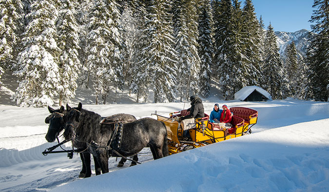 Das Postgut Tweng bietet im Winter Pferdeschlittenfahrten an und im Somer Kutschenfahrten